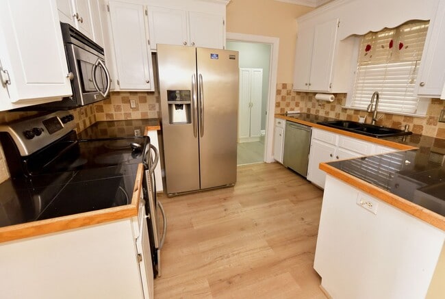 Building Photo - 3924 Hampton Dr