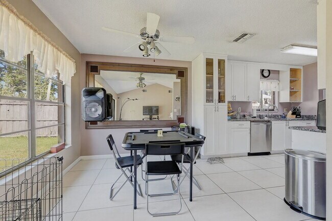 Building Photo - 15846 Country Lake Dr
