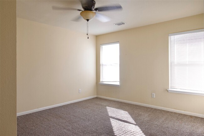 Building Photo - 3215 Cumberland Ct