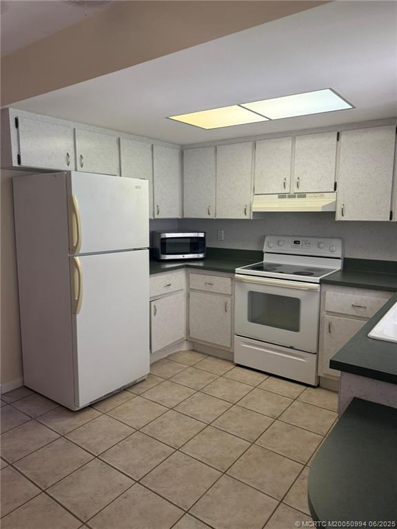 Building Photo - 2427 NW Holiday Ct