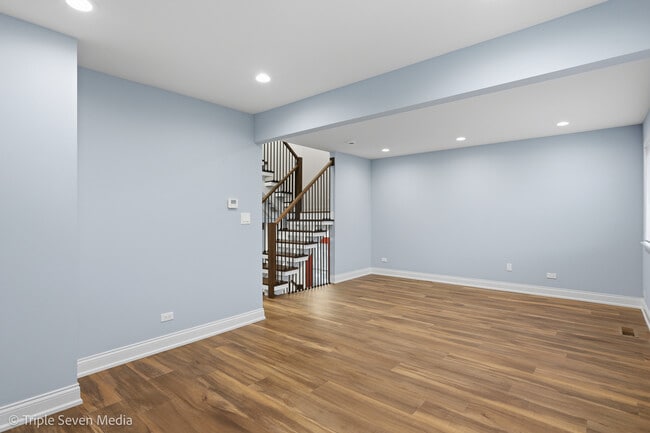 Building Photo - 777 E Golfview Dr