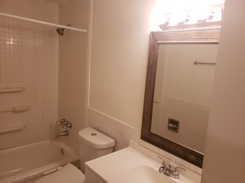 Building Photo - 4915 Catalina Dr