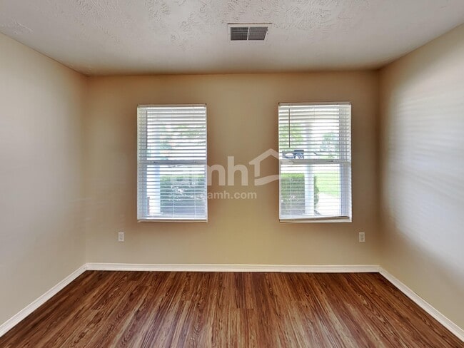 Building Photo - 2727 Sutherland Dr