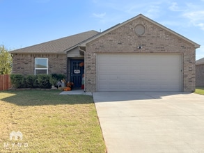 Building Photo - 726 W Lola Dr