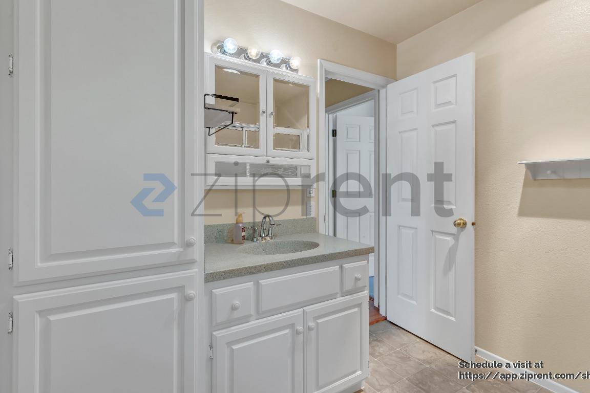 Building Photo - 1760 Kenard St NW