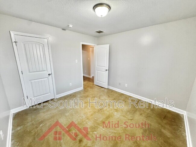 Building Photo - 3915 Jordan View Dr