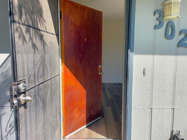 Building Photo - 302 Lovell Way