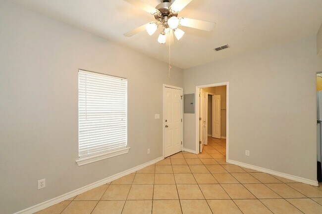 Building Photo - 1000 Ranchway Dr