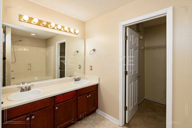 Building Photo - **Application Pending** Beautiful 3 Bed/2 ...