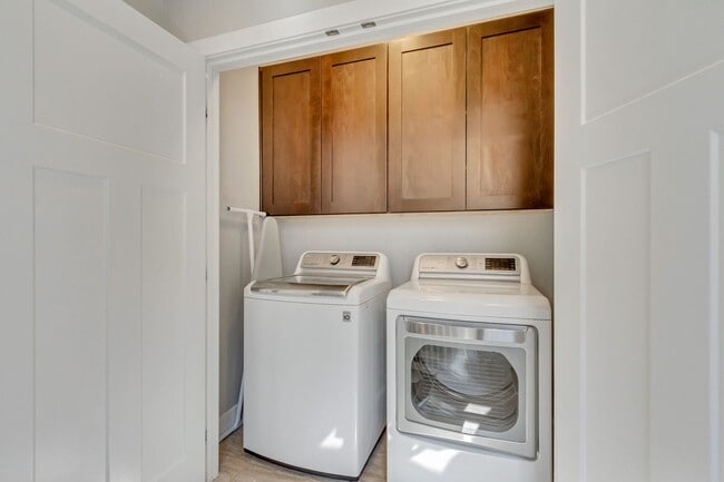 Building Photo - Stunning 3-Bedroom, 3.5-Bath Home with Modern Comforts