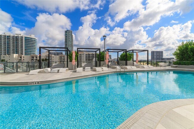 Building Photo - 501 NE 31st St