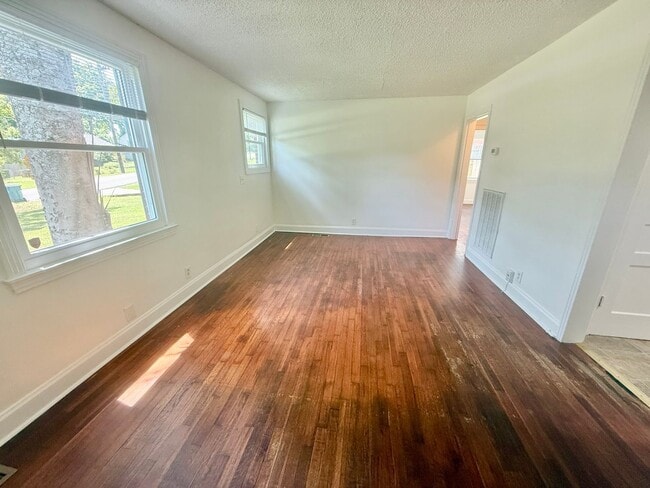 Building Photo - 902 Gibson Dr