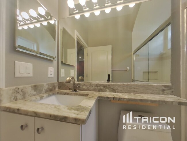 Building Photo - 10259 Silverado Cir