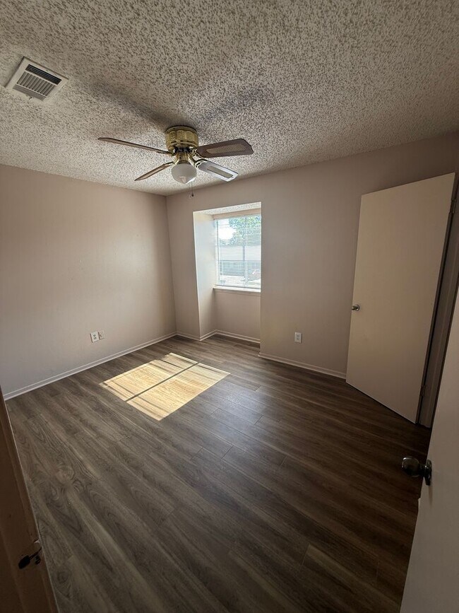 Building Photo - 8911-8915 GSRI Ave
