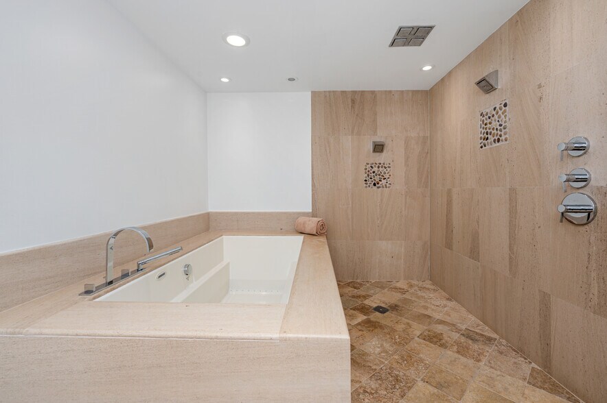 Building Photo - 5875 Collins Ave