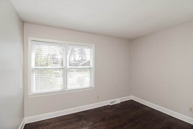 Building Photo - 2836 Parkmont Dr