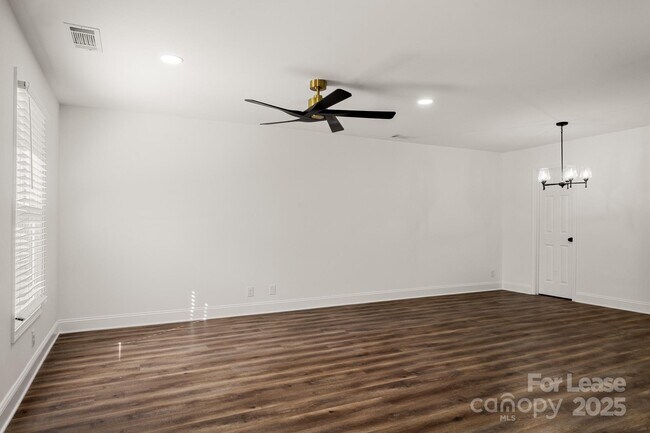 Building Photo - 815 Sharon Dr