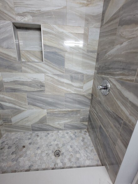 Shower - 1116 Madrid Ave
