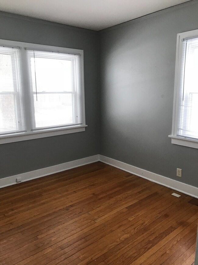 Building Photo - large 3br 2 bath home with full basement &...