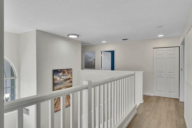 Building Photo - 3354 Greenview Terrace W