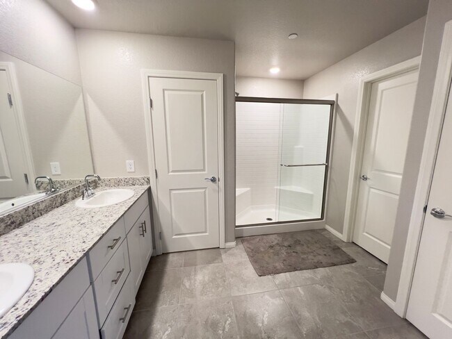 Building Photo - 4 bedroom, 2.5 bathroom home located in North West, Las Vegas