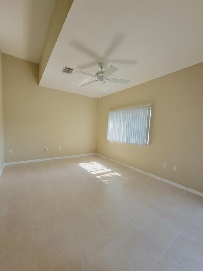 Building Photo - 220 Crestwood Cir