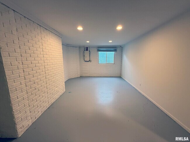 Building Photo - 402 MacKenzie Pl