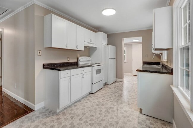 Building Photo - *RENOVATED & MOVE-IN READY* 3 BR, 2 BA in ...