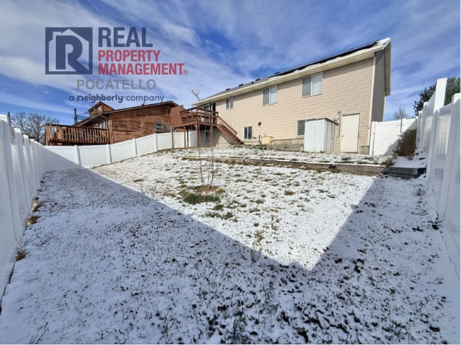 Building Photo - 4 bed 3 bath home - 2 car garage - pet friendly