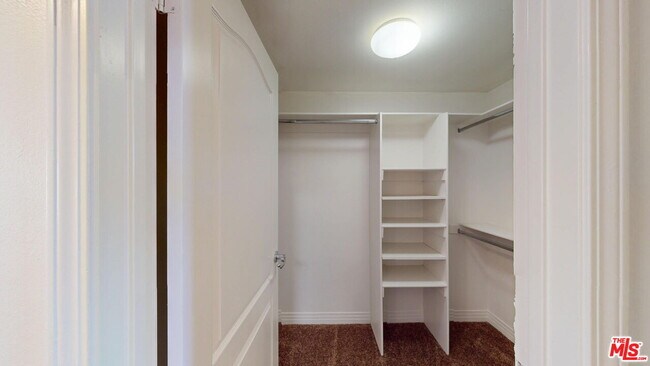 Building Photo - 11622 Oxnard St