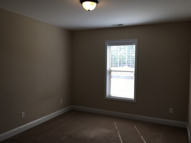 Building Photo - Fenced Back Yard, Screened Back Patio, Lexington Plantation!