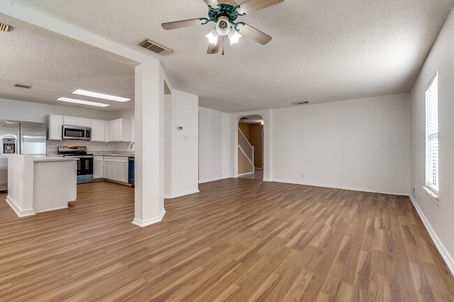 Building Photo - SPACIOUS 4-BEDROOM HOME IN PARKWOOD