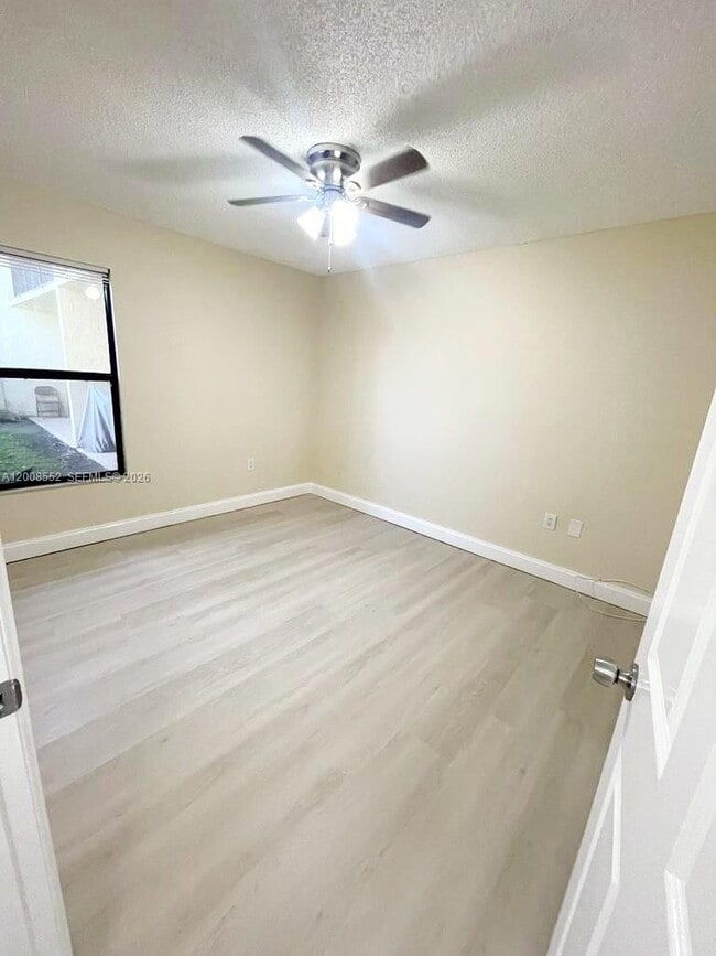 Building Photo - 1522 Lake Crystal Dr