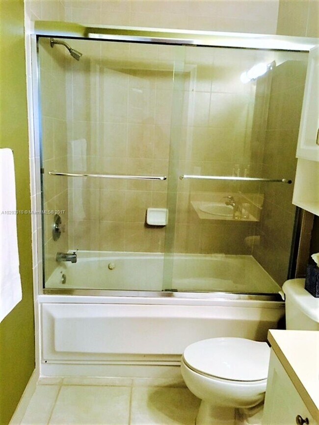 Building Photo - 2 bedroom in Hollywood FL 33012