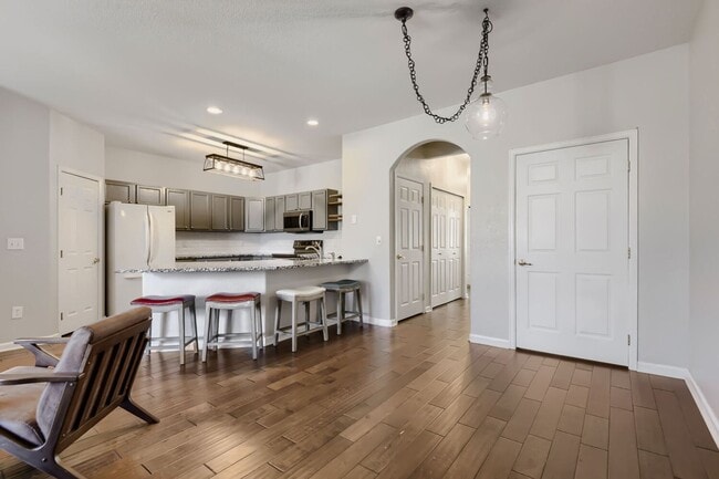 Building Photo - Charming 2 bedroom/ 2-bathroom ground floor- Great location - 1 car garage! Move in now get July ...