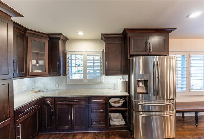 Building Photo - 3844 Longview Dr