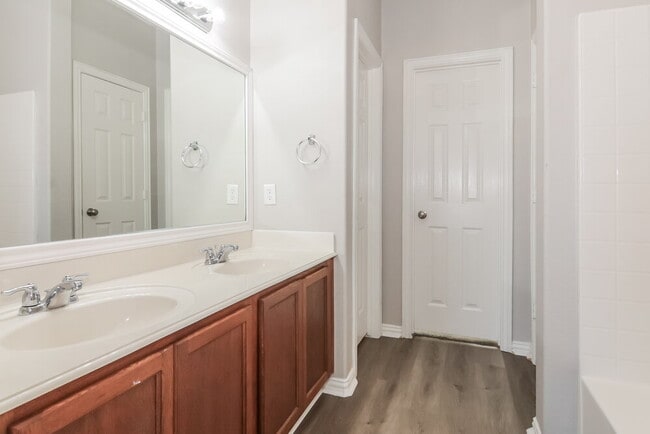 Building Photo - 609 Cove Ct