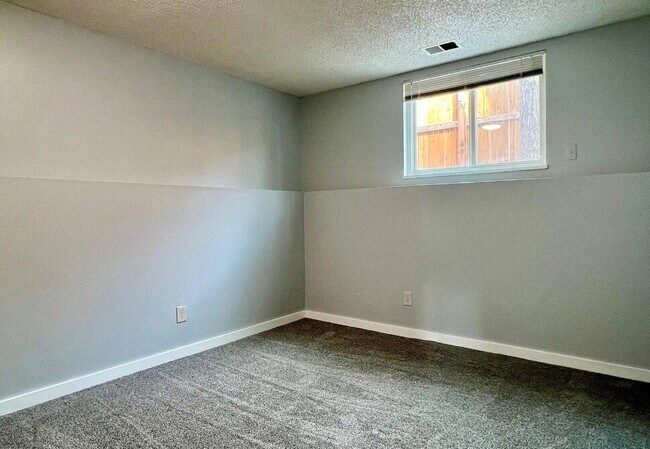 Building Photo - Beautiful 2-Bedroom Gem with Spacious Layout in Denver's Heart – 950 Sq Ft of Comfort!