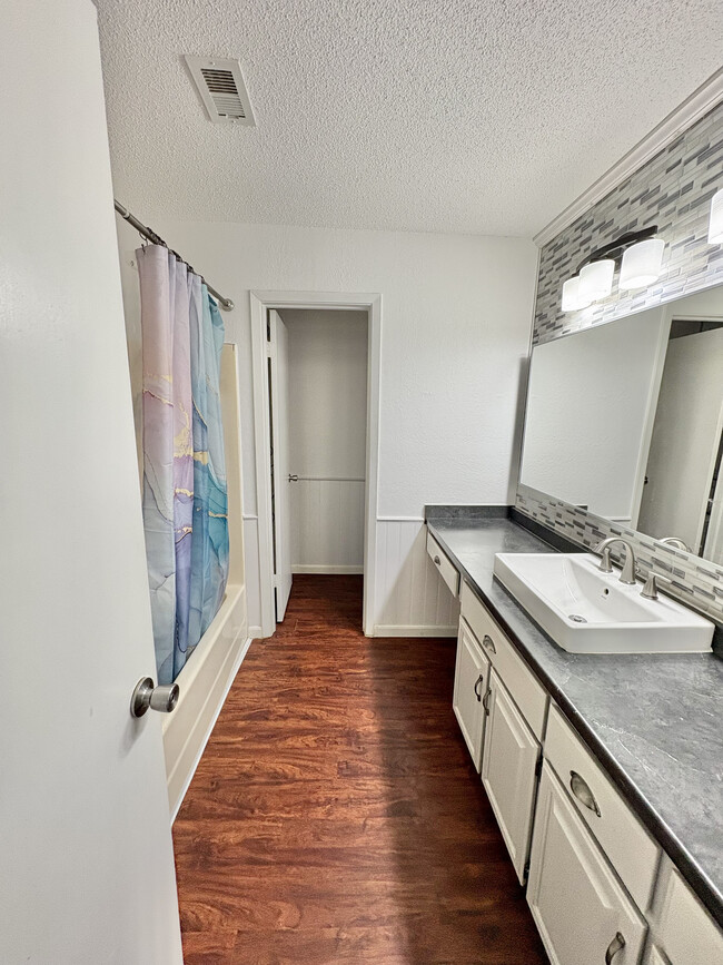 Master bathroom - 1611 Somerset Dr