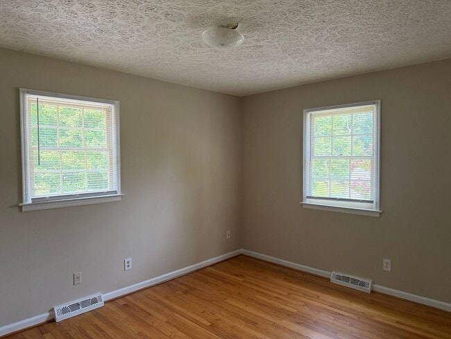 Building Photo - 64 Maybrook Dr