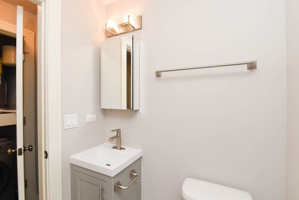 Building Photo - 640 W Wrightwood Ave