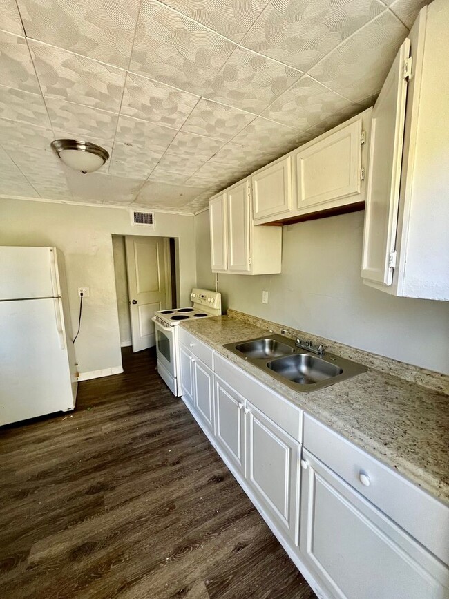 Building Photo - 3BR/1BA Duplex Near Lake Parker, Large Shared Backyard!