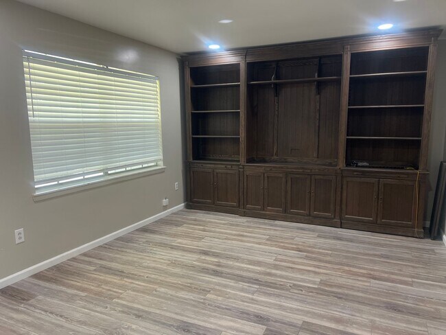 Building Photo - 2101 Peach St