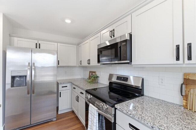 Building Photo - Beautiful 3 Bedroom 2.5 Bath Townhome in East Main Meadows