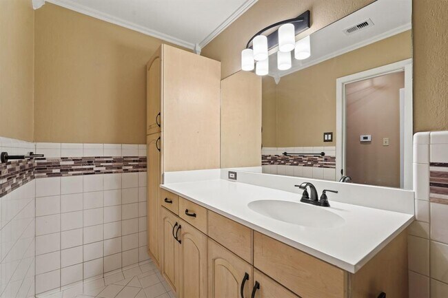 Building Photo - 5319 Saxon Dr