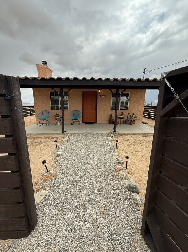 Primary Photo - Private 1 Bedroom 1 Bathroom Home