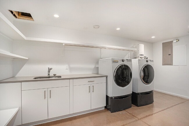 Building Photo - "Modern 4-Bed Boulder Retreat with Granite Elegance & Finished Basement!"