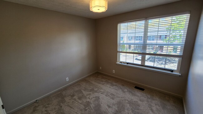Building Photo - Updated, spacious townhome close to the in...