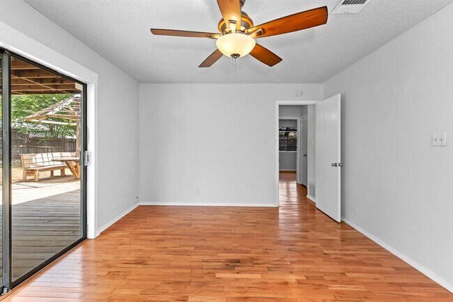 Building Photo - 607 Russet Valley Dr
