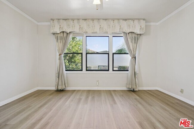 Building Photo - 5667 Heatherdale Dr